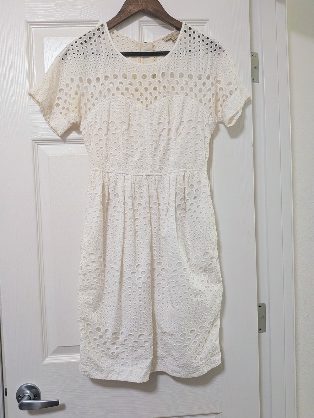 Burberry Elegant White Eyelet Short Sleeve Dress - Picture 2 of 5